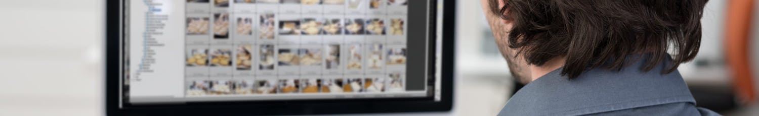 Mann behandler bilder i Photoshop Elements